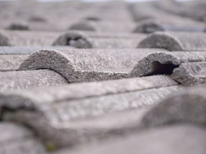 Omdat betonnen dakpannen groter zijn waardoor het dak sneller bedekt is, is de totale prijs vaak lager.©Fotolia