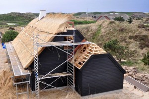 Er zijn twee rieten dakconstructies, te weten het rieten dak met open kap en het rieten dak met gesloten kap (schroefkap).©Marco2811 - Fotolia