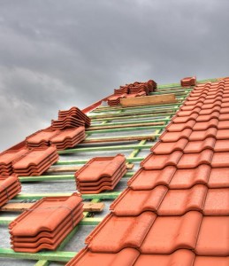 Rondt u de opleiding tot dakdekker af, dan kunt u aan de slag bij bouwbedrijven.©Pampalini - Fotolia
