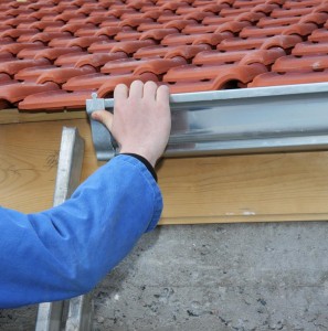 Zinken dakgoten en zinken gevelbedekking komt meer voor dan het geheel bedekken van het dak met zink.© free_photo - Fotolia
